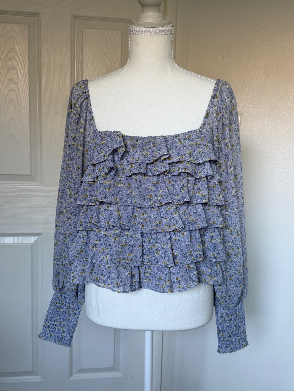 ASTR The Label Blue Ditsy Floral Ruffle Blouse Small Puff Sleeve Romantic Top